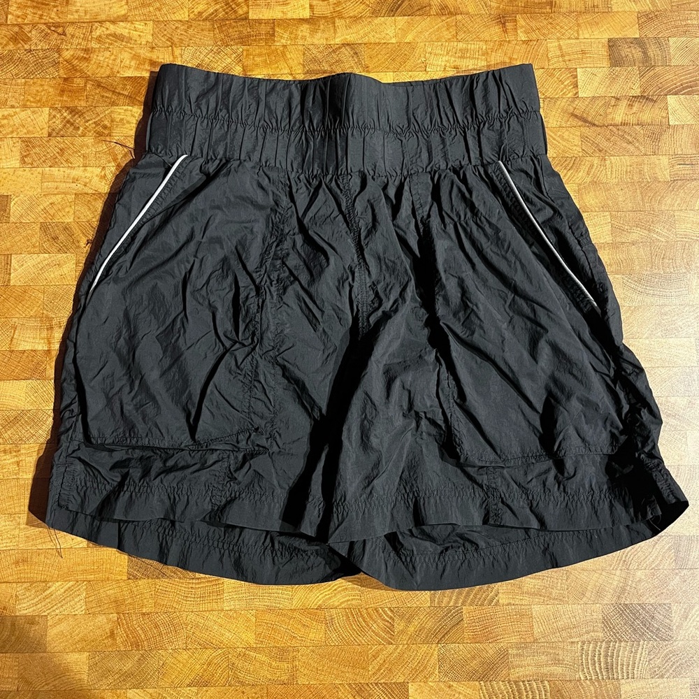 Fabletics Ultra High-Waisted Piped Nylon Short Size Small in Black
